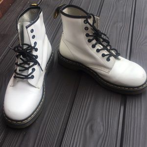 Dr Martens • 1460 White 8 eye